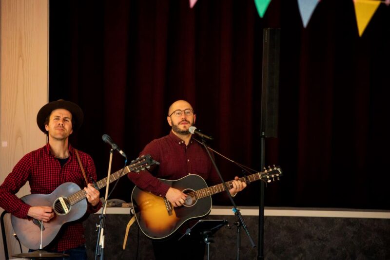 Zwei Männer mit Gitarren